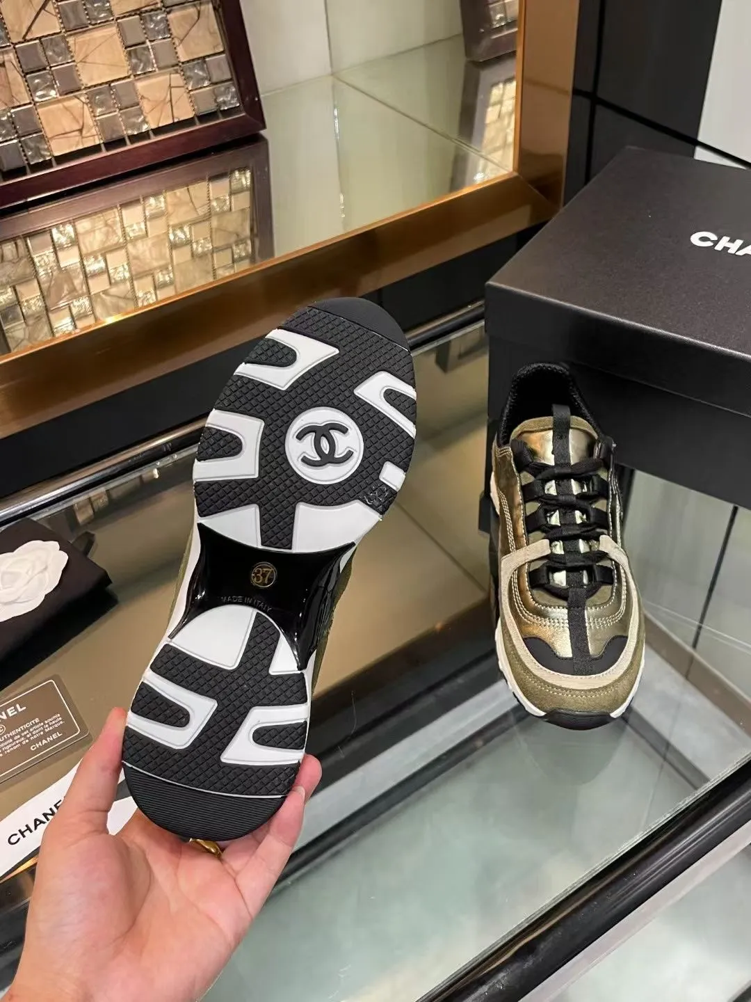 👟👟Ex-factory price 600👟👟Chanel Chanel 25SS latest white shoes, casual sports shoes, skate shoes, original purchase, development and production. Xiaoxiang C’s counter is another super hot model, loved by Internet celebrity bloggers and ladies, various praises on social platforms, super popular, high quality, breathable and super spring and summer. Seeing this issue always arouses the inner desire of girls for fashion. The latest calfskin material Classic black and white color scheme, fashionable on the feet and easy to care for #Material: Original customized imported cowhide material #Inner lining: Customized soft sheepskin lining #Sole: Original open-molded TPU non-slip outsole #Sole thickness: 2.5CM Size: 35-40 (custom-made size 40 is not returnable)